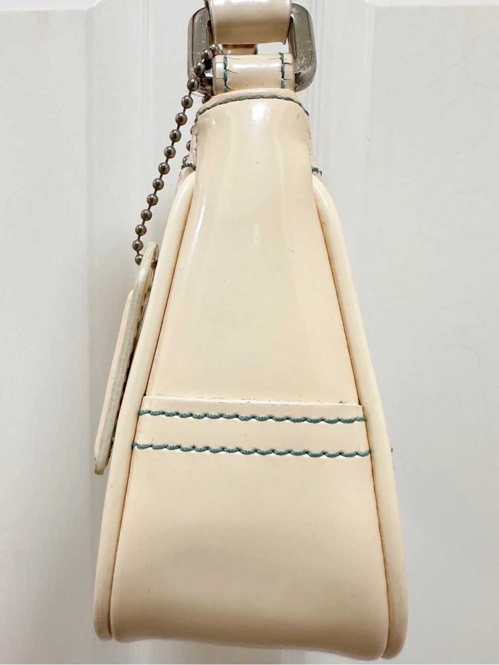 Coach Soho Patent Buckle Flap Shoulder Bag Ivory Patent Leather Vintage Y2K